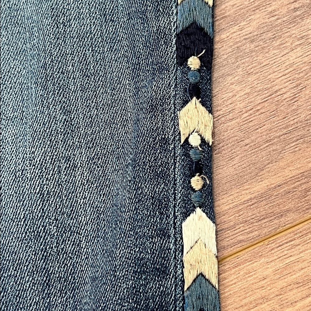 Driftwood Jackie Jeans with Chevron Side Embroidered Detail Size 31 - Picture 9 of 12